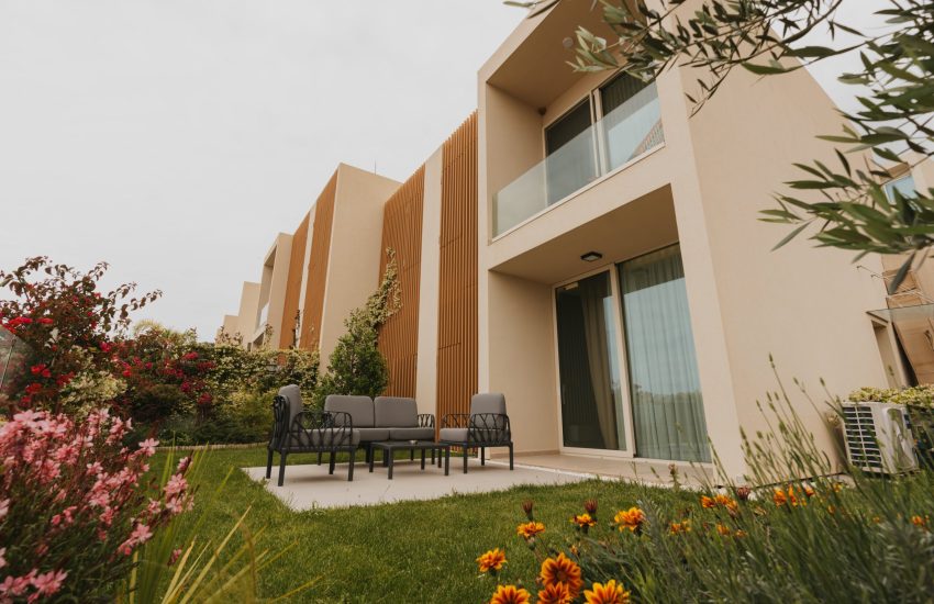 Velina-242C-Photo cover-min